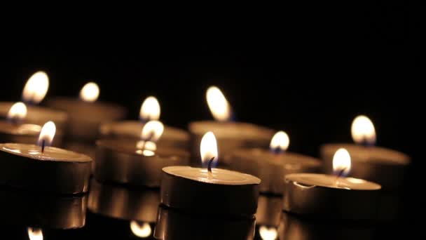 Molte candele accese — Video Stock