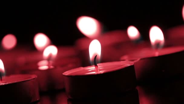 Luci di candele in un tono rosso — Video Stock