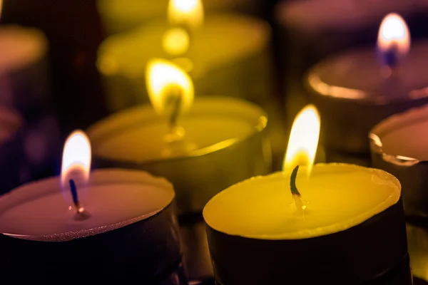 Candele su sfondo scuro — Foto Stock