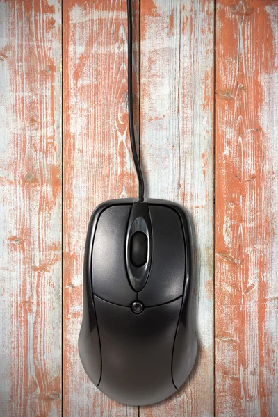 Mouse de computador sobre as pranchas de madeira velhas — Fotografia de Stock