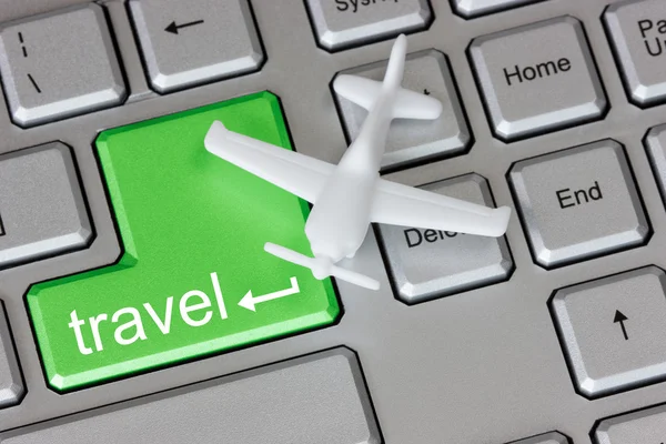 Flugzeug auf Tastatur mit Reisen button — Stockfoto