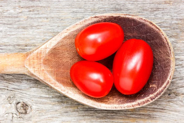 Colher com tomates pequenos — Fotografia de Stock