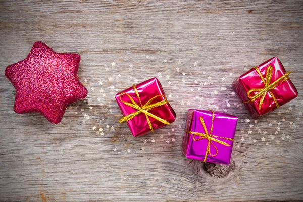 Julstjärna och gåvor — Stockfoto