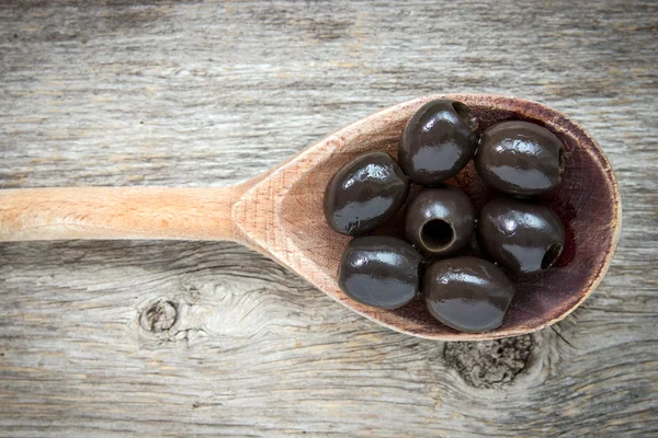 Ложки з оливками — стокове фото