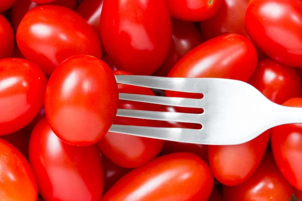 Garfo e tomates pequenos — Fotografia de Stock