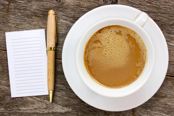 Hârtie goală cu ceașcă de cafea fierbinte — Fotografie, imagine de stoc