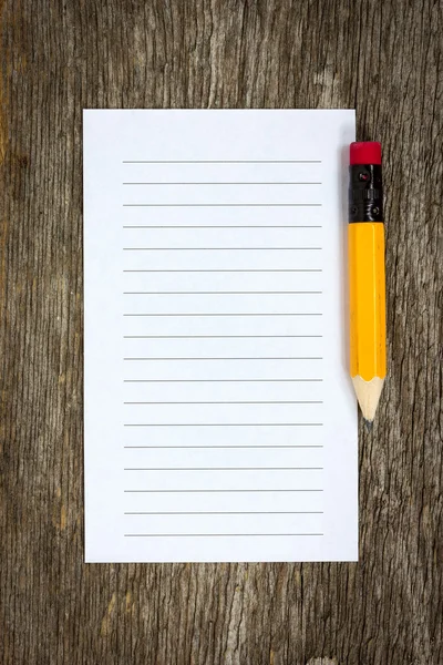 Çizgili kağıt ve kalem — Stok fotoğraf