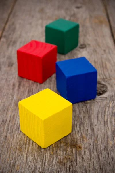 Cubos coloridos no chão velho — Fotografia de Stock