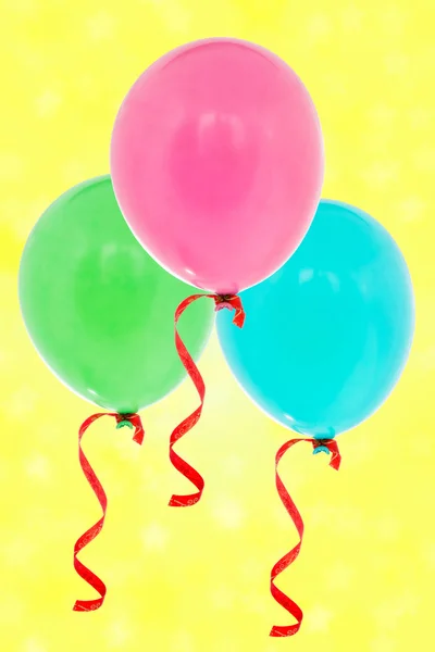Ballons fliegen auf dem gelben Hintergrund — Stockfoto
