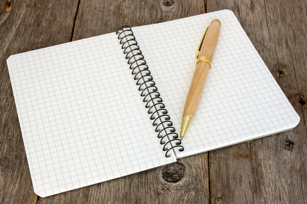 Notebook mit einem Stift auf dem Boden — Stockfoto