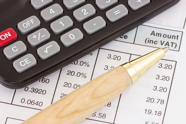 Invoice with calculator and pen — Stock Photo, Image