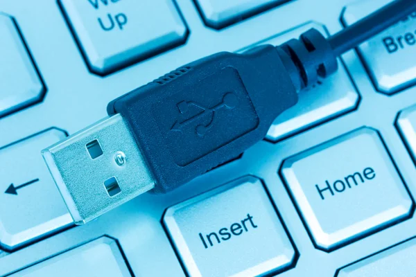 USB-stekker op computertoetsenbord — Stockfoto