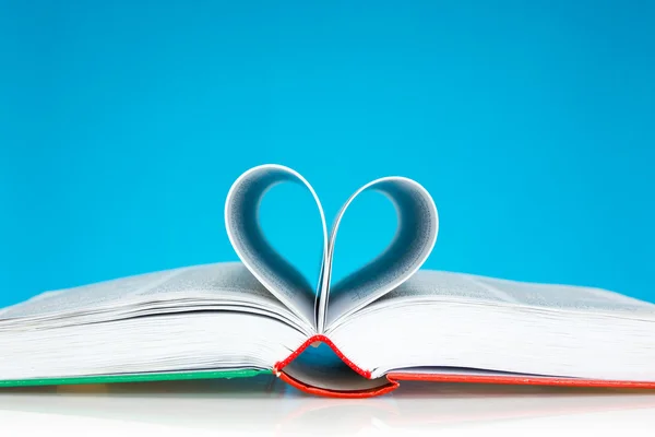 Boek gevouwen in een hart-vorm — Stockfoto