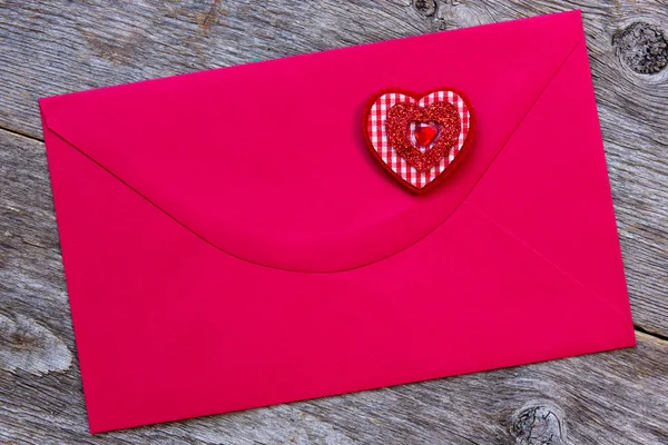 Sobre de papel rojo con corazón decorativo —  Fotos de Stock