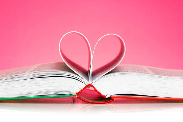 Pages folded into a heart shape — Stock Photo, Image