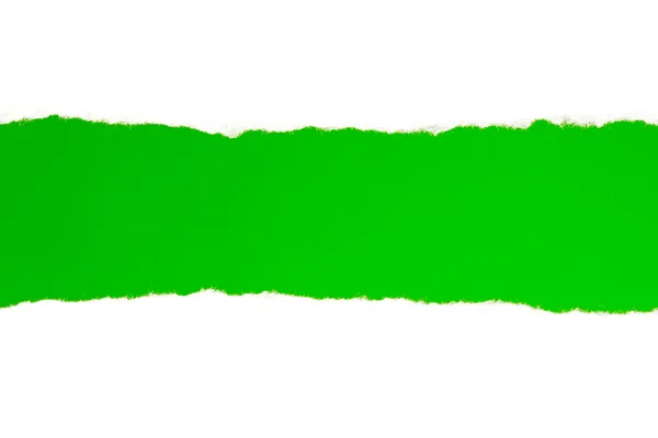 Papel branco rasgado com um fundo verde — Fotografia de Stock