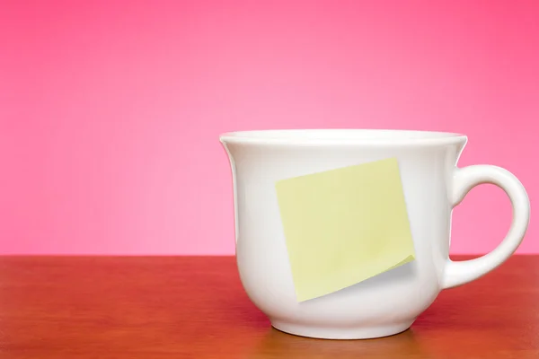 Coffee cup with empty sticky note — Stock Photo, Image