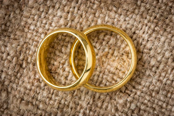 Anillos de boda en la bolsa de arpillera —  Fotos de Stock