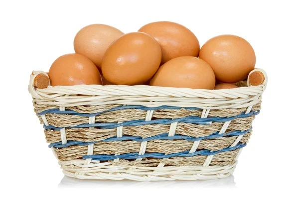Eier in einem geflochtenen Korb — Stockfoto