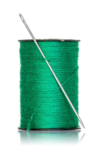 Szpula do dalekich rzutów zielonej nici z igłą — Zdjęcie stockowe