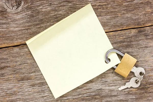 Padlock with empty  sticky note — Stock Photo, Image