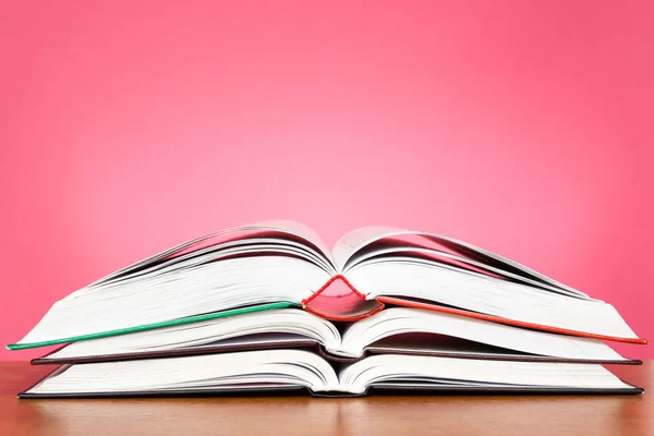 Abram os livros na mesa de madeira — Fotografia de Stock