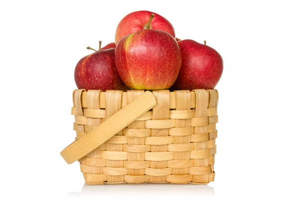 Ξύλινο καλάθι γεμάτο κόκκινα μήλα — Φωτογραφία Αρχείου