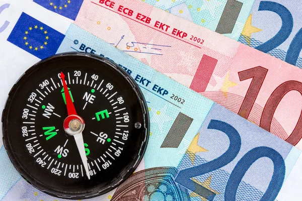 Euro-Geld und Kompass — Stockfoto