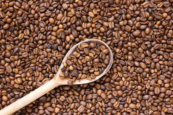 Дерев'яна ложка з кавовими зернами — стокове фото
