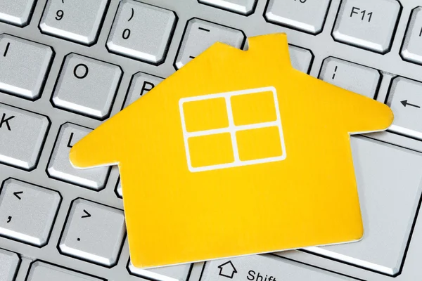 Papier-Haus-Symbol auf der Computertastatur — Stockfoto