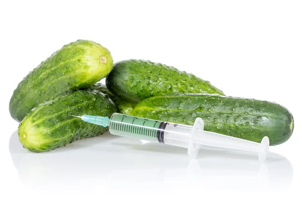 Injectie in verse komkommers — Stockfoto