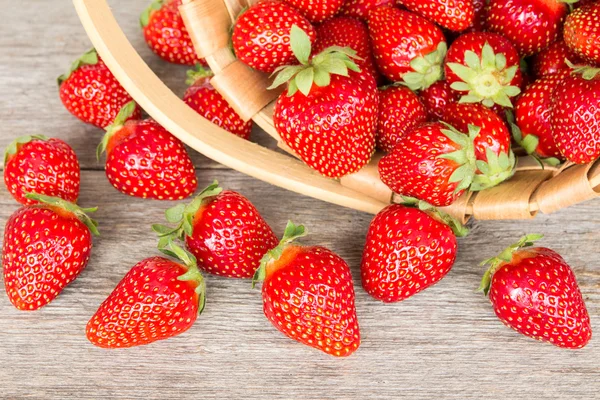 Ripe strawberry in wicker basket — Stock Photo, Image