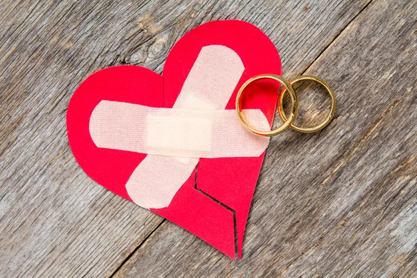 Anillos de boda y corazón roto —  Fotos de Stock