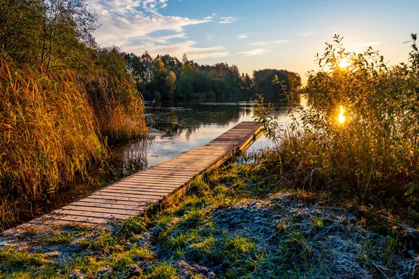 Ponte Legno Lago Sotto Incredibile Cielo Colorato Durante Alba Una — Foto Stock