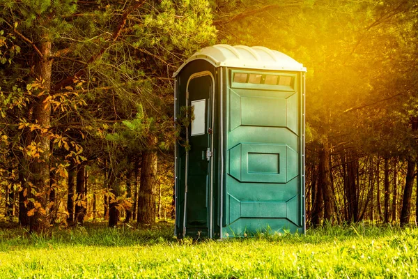 Зелений Портативний Туалет Громадському Парку — стокове фото