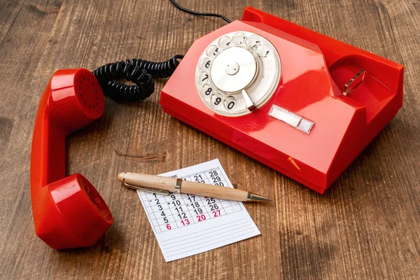 Ancien Téléphone Rotatif Calendrier Papier Sur Table Bois — Photo