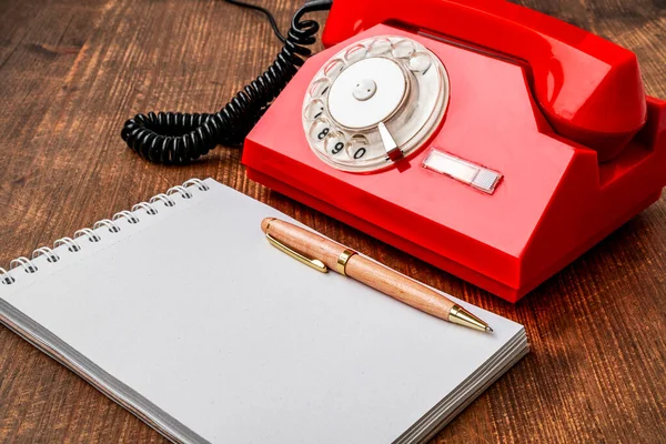 Retro Staromodny Telefon Obrotowy Notatnik Drewnianym Stole Koncepcja Komunikacji Biznesowej — Zdjęcie stockowe