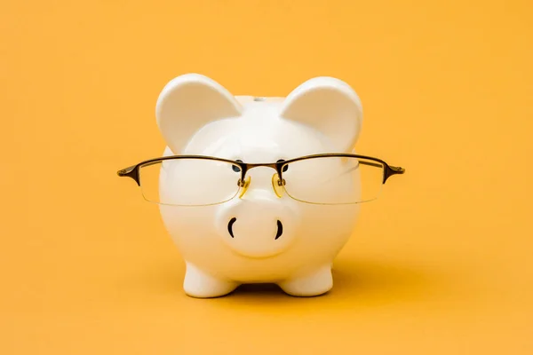 Close Piggy Bank Wearing Glasses Yellow Background Symbol Saving Money — Stock Photo, Image