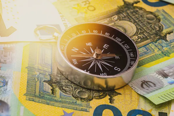 ユーロ紙幣に黒のコンパス 欧州経済の方向性 金融または投資の概念 — ストック写真