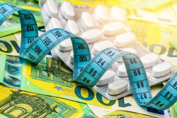 Vit Medicin Piller Och Mäta Tejp Eurosedlar Konceptuell Bild — Stockfoto