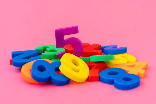 Pilha Números Plástico Coloridos Concentre Número Cinco — Fotografia de Stock