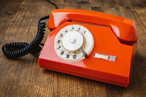 Telefooncommunicatie Concept Oude Oranje Roterende Telefoon Het Houten Bureau — Stockfoto