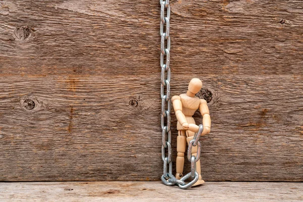 Drewniany Manekin Metalowym Łańcuchem Drewnianym Tle Odzyskaj Wolność — Zdjęcie stockowe