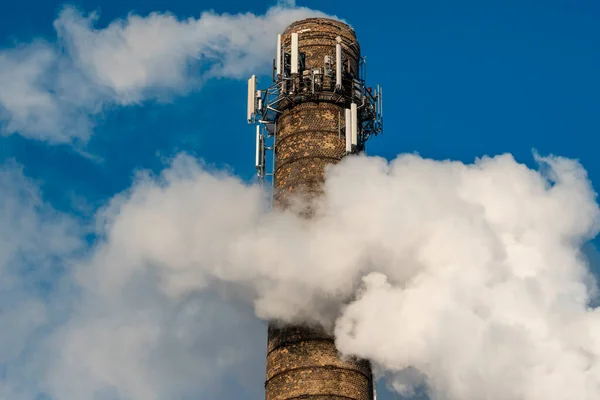 工業用パイプは大気中にガスを生成します 悪い生態系 大気中への有害な排出 — ストック写真
