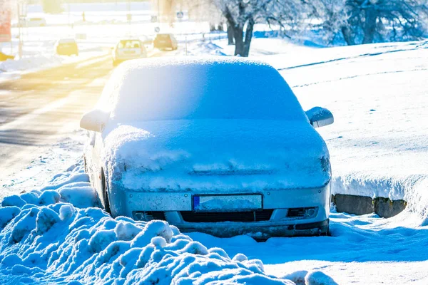 Samochód Przy Ulicy Objęte Dużo Śniegu — Zdjęcie stockowe