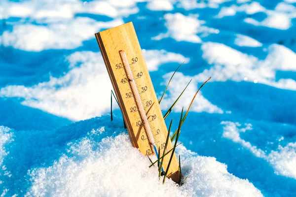 Термометр Снігу Взимку Показує Негативну Температуру Метеорологічні Умови Суворому Кліматі — стокове фото