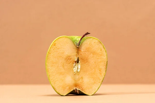 Half Green Apple Cardboard Background — Stock Photo, Image