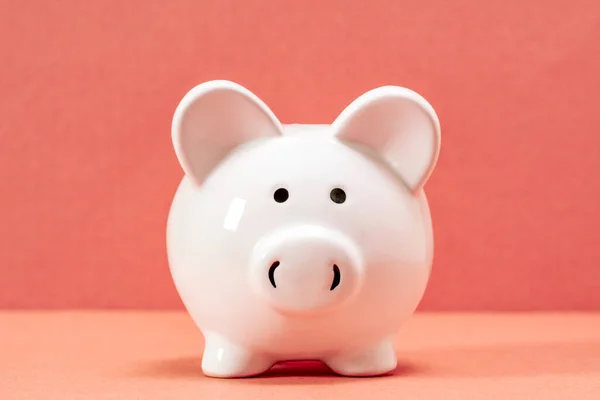 Nahaufnahme Eines Weißen Sparschweins Auf Rosa Hintergrund Geld Sparen — Stockfoto