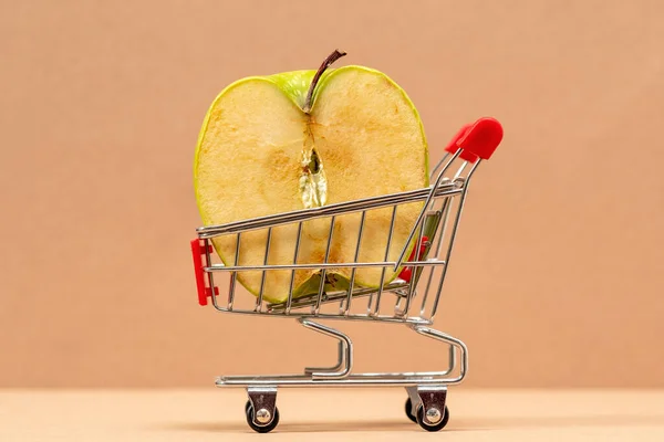 Half Apple Small Supermarket Shopping Cart Concept Home Delivery Online — Stock Photo, Image