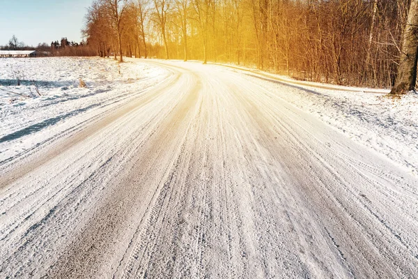 Snowy Forest Road Una Soleada Mañana Invierno Concepto Condiciones Conducción —  Fotos de Stock